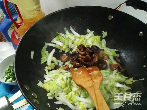 白菜炒丸子的做法