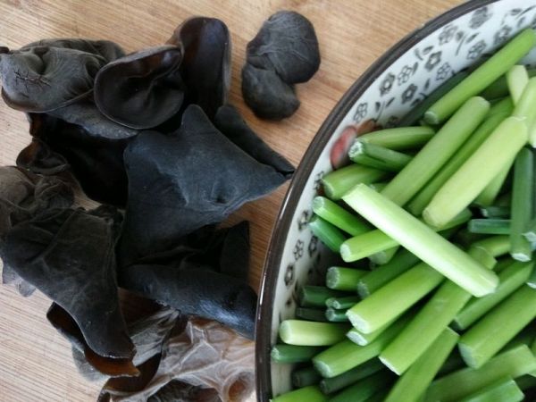 韭菜苔爆炒鱿鱼丝