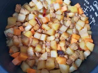 五花肉焖饭的做法