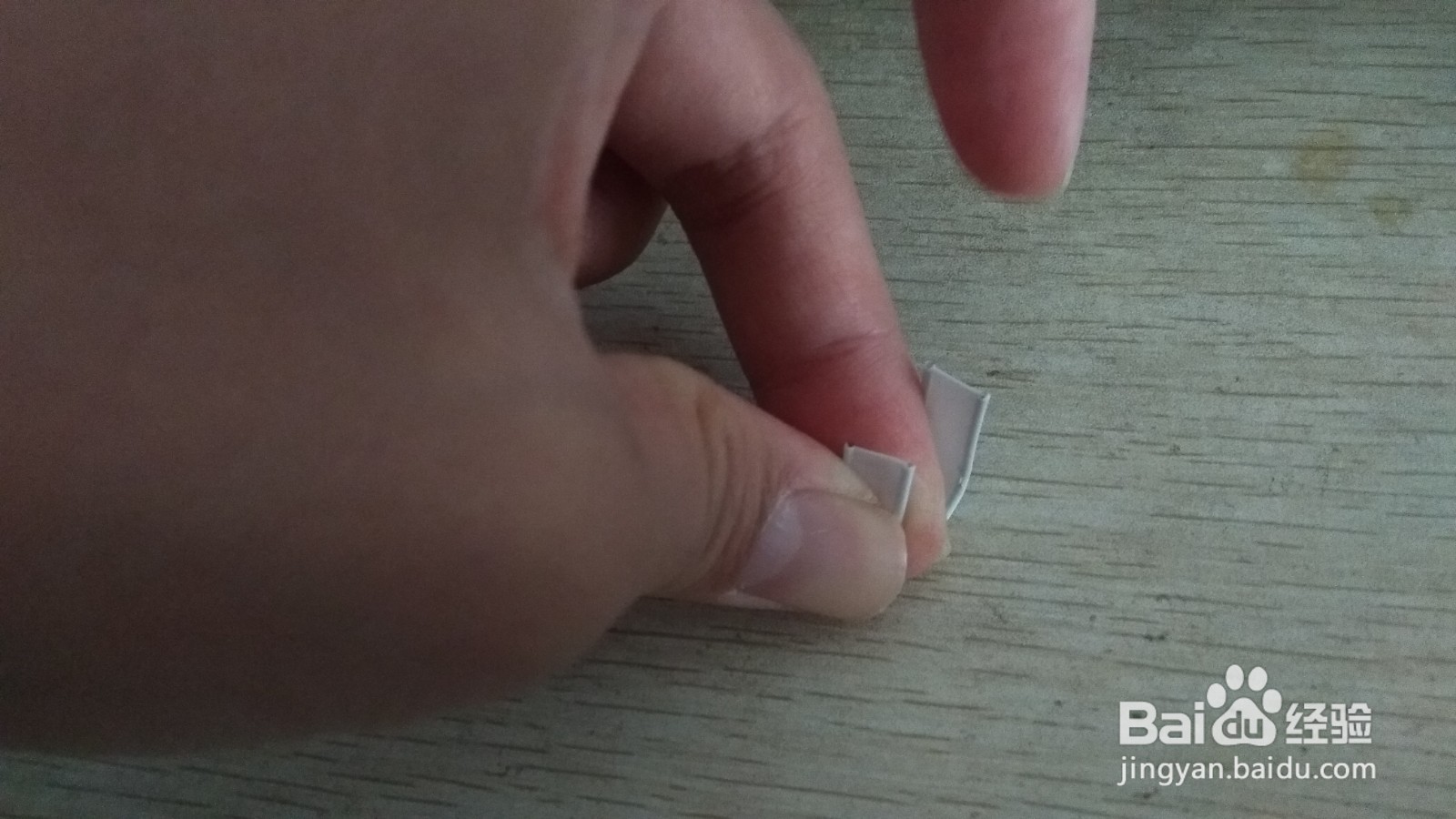 如何用长方形硬塑料做简易中性笔的支架