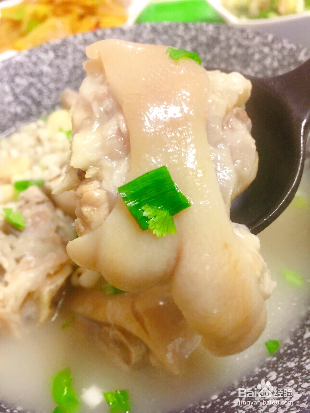 每日美食-猪蹄花儿可以吸的猪蹄的做法