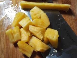 菠萝草莓酸奶奶昔