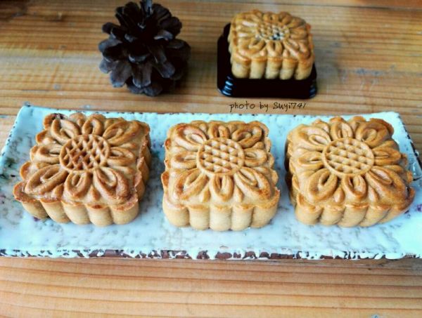 传统广式蛋黄月饼