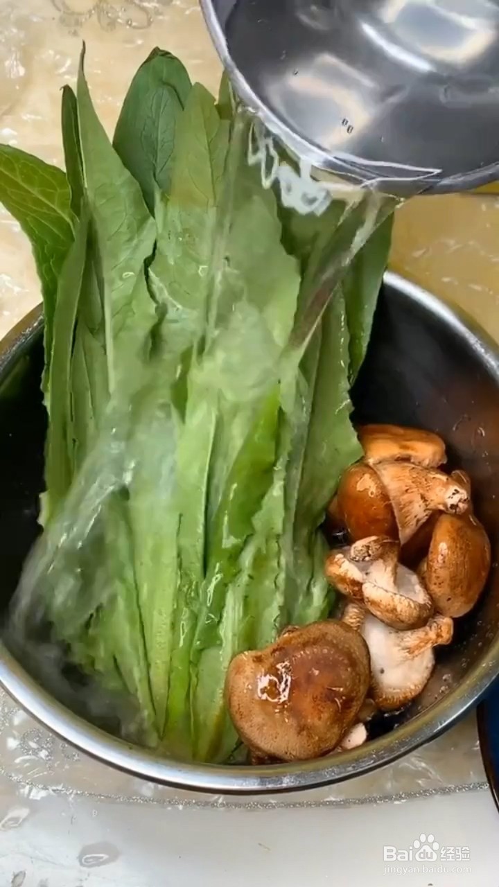 如何制作好吃的香菇油麦菜