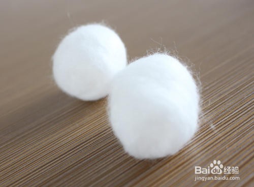 如何清理耳机孔的污垢