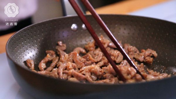 胡萝卜炒牛肉丝－迷迭香