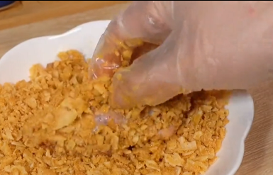 如何烤制外酥里嫩的薯片鸡翅？