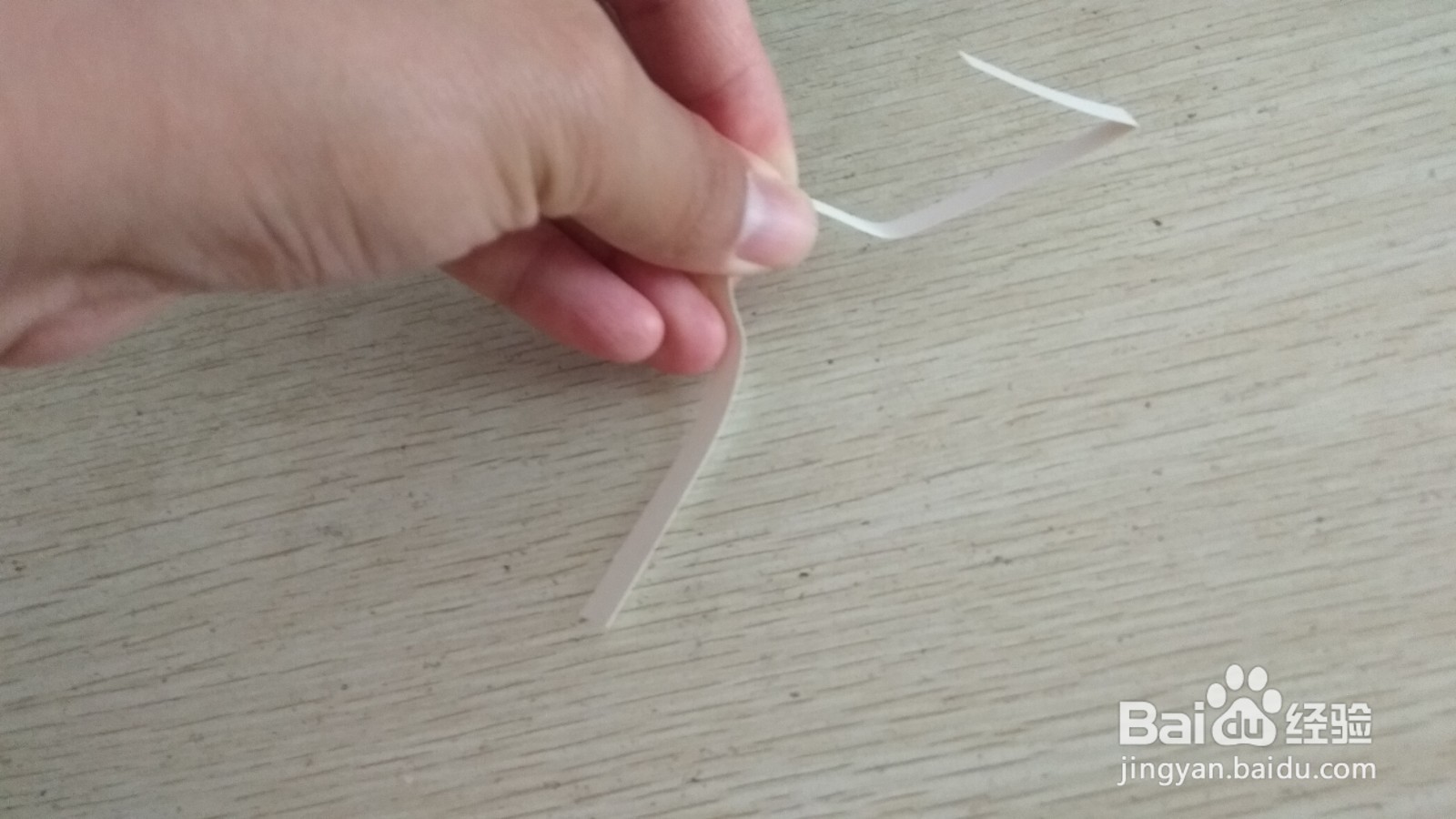 如何把一个细长的硬卡纸折叠成简易的手机支架