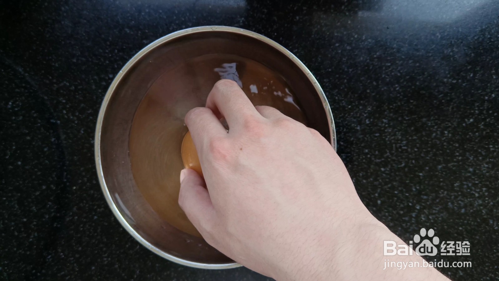 我煮的鸡蛋破皮还不好剥，如何让鸡蛋好剥不破皮