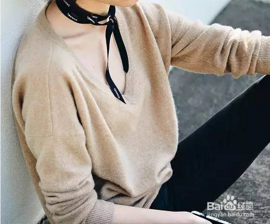 丝巾小配饰不显眼，搭配起来你就知道它多时尚