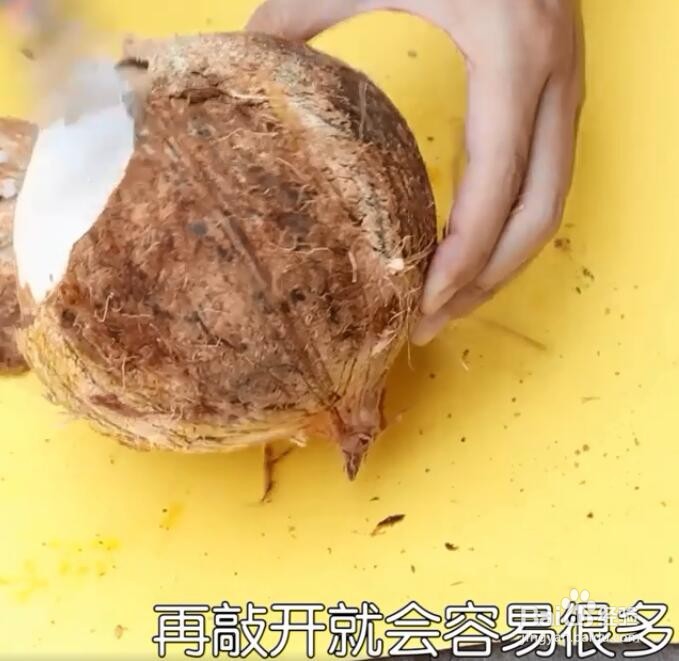 如何轻松弄出椰子肉？