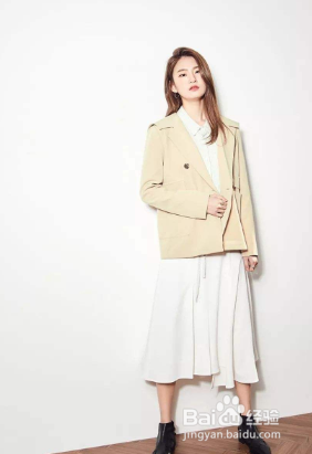 女生穿小西装怎样搭配衣服？