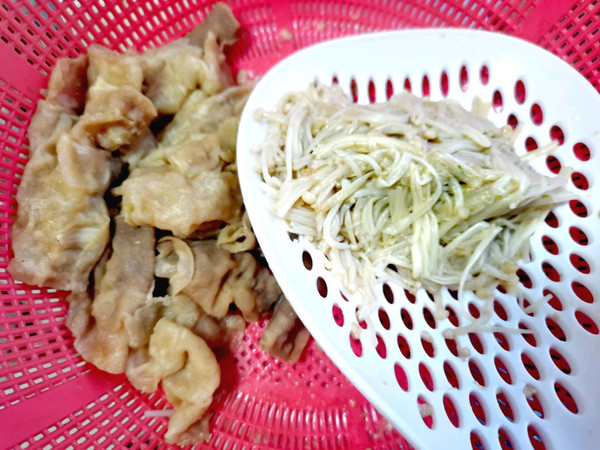 酸汤金针菇魔芋肥牛卷