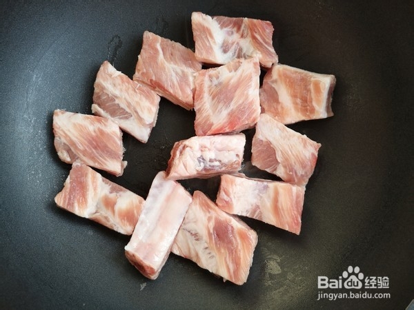 如何做出不需要油的土豆烧排骨