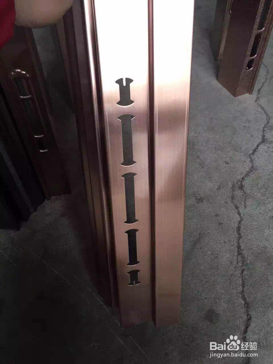 如何安装不锈钢门锁液压冲床的活动模具？