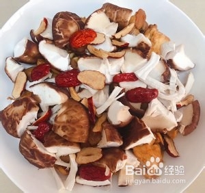 家庭版红枣花菇蒸鸡