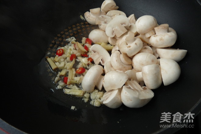 鲜菇浇带鱼的做法