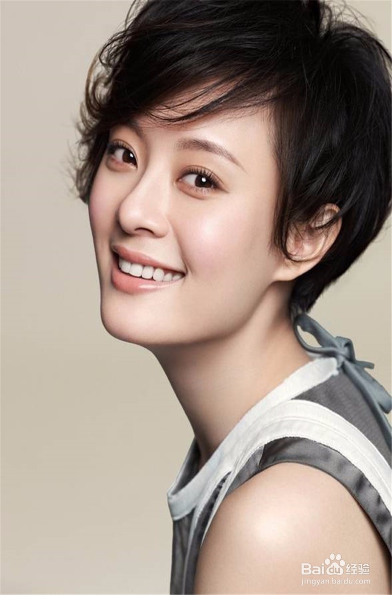 脸大的人适合什么发型和衣服