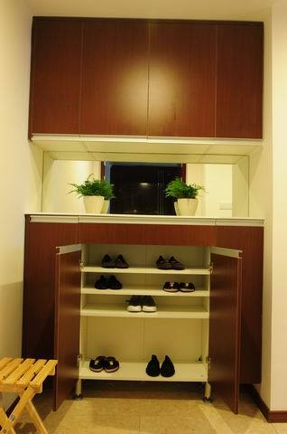 怎样防止和除去皮鞋上的“白霜”