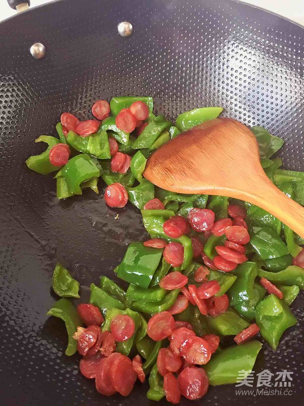 青椒炒腊肠的做法