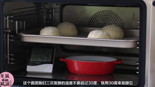 蛋黄肉松拉丝软欧包