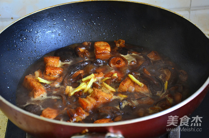 香菇炖肉的做法