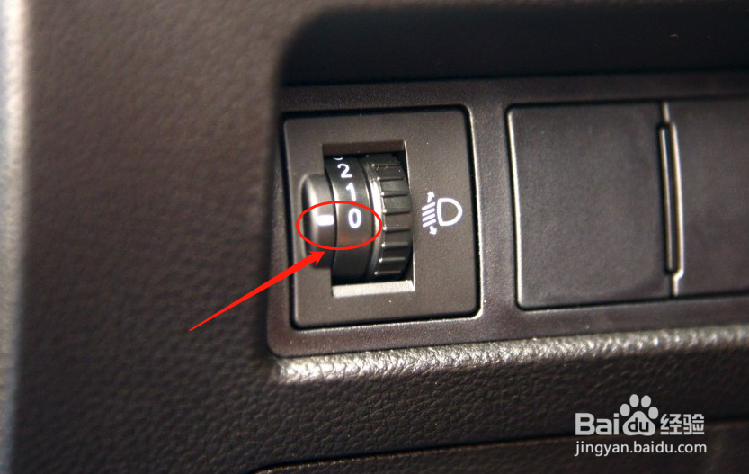 宝骏310大灯高度怎么调节