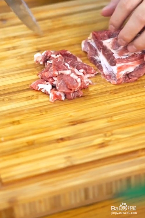 如何做葱爆羊肉？