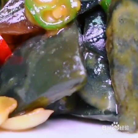 家常青椒炒皮蛋的做法
