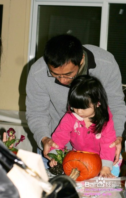 幼儿园亲子户外活动：学种花(组图)