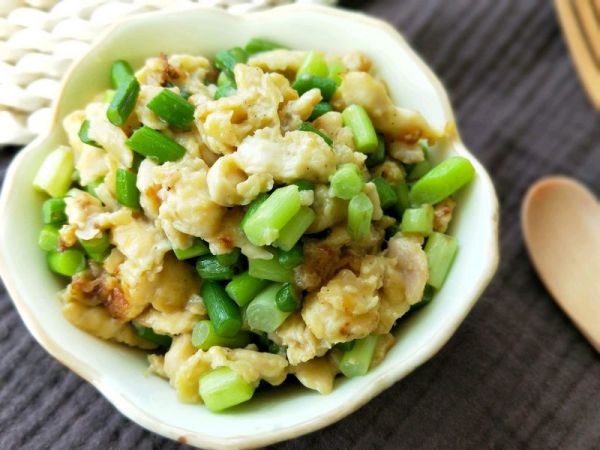 鸡胸肉炒蒜苔丁