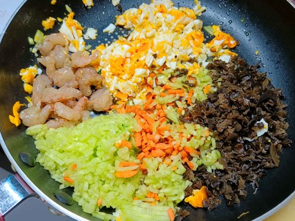 黄瓜鸡蛋虾仁酸汤水饺