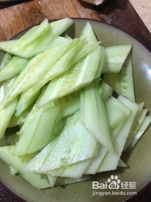 养生食补黄瓜炒香肠的做法