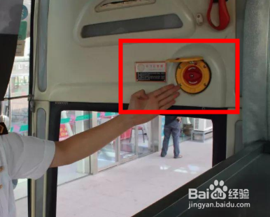 公交车或校车发生火灾时正确逃生方法