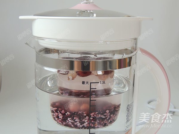 红枣花生黑米粥