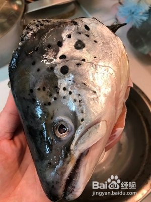 香煎三文鱼头【家庭版做法如下】