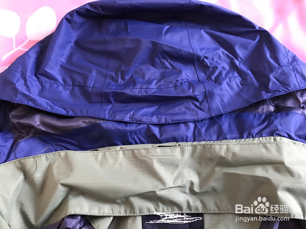 冲锋衣内置式帽子的收纳方法