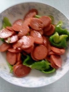 辣椒炒火腿肠的做法