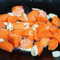 西兰花炒口蘑的做法