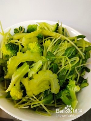 凉拌鸡胸肉豆苗苦瓜