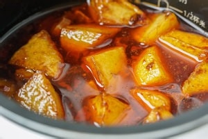 电饭煲土豆火腿焖饭做法