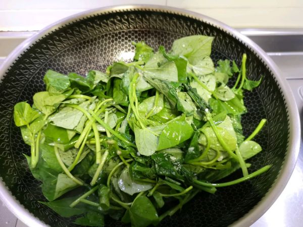 嫩绿蒜蓉地瓜叶