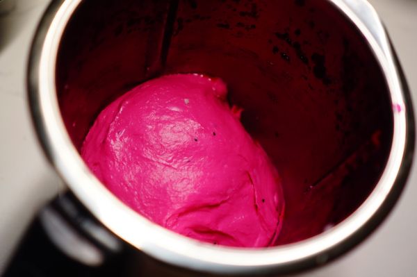 火龙果爱心椰蓉面包