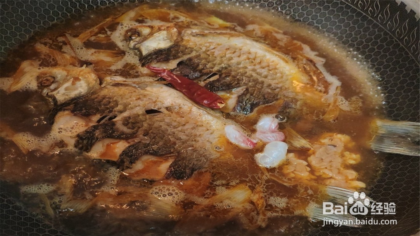 如何制作焖烧鲫鱼？