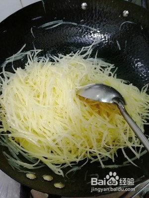 炒土豆丝的做法分享。