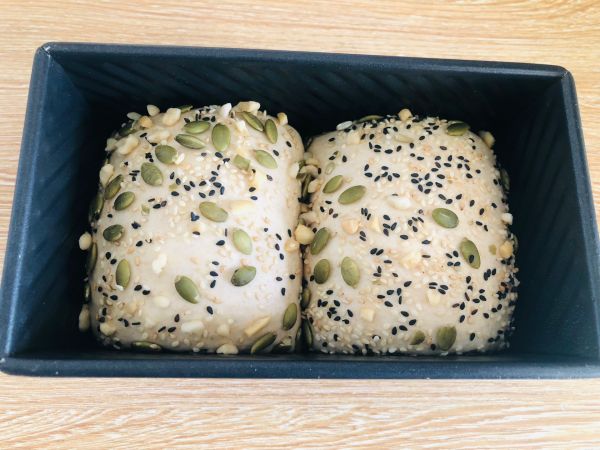低脂早餐全麦坚果吐司