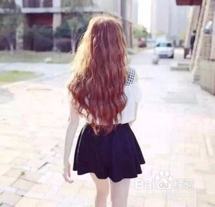 粉色包包怎么搭配衣服