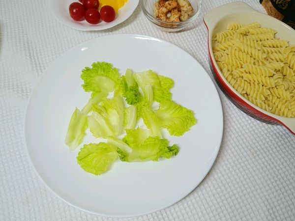 黑椒虾仁意面沙拉