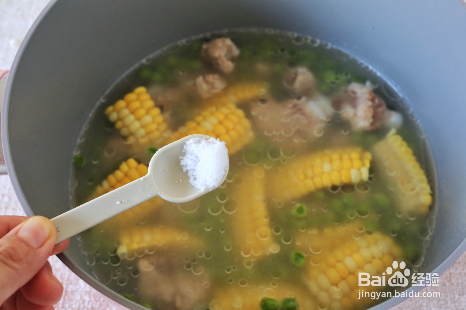 玉米豌豆排骨汤的做法