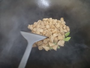 健身的鸡胸肉也可以炒着吃鸡胸肉炒三丁